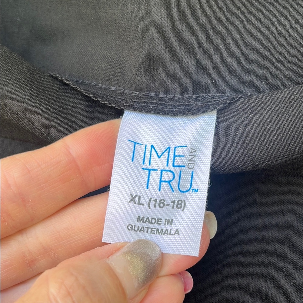 Time and Tru classic Women's Black Capris - Picture 2 of 14